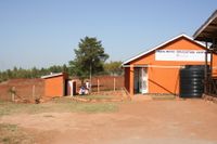 Eco-San-Toilette (links), gegen&uuml;ber der Vorschule (rechts)